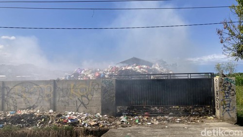 Asap dari sampah residu mengepul di TPST Dharma Asri, Desa Tojan, Kecamatan Banjarangkan, Klungkung, Bali, Senin (1/5/2026).