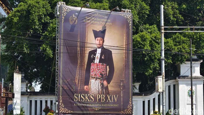 Baliho bergambar Paku Buwono XIV Mangkubumi dipasang di kawasan Gladag Solo, Senin (1/6/2026).