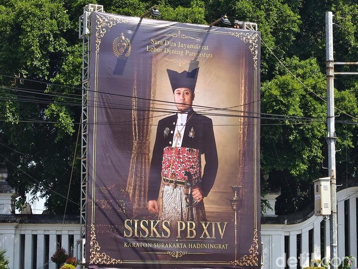 Baliho bergambar Paku Buwono XIV Mangkubumi dipasang di kawasan Gladag Solo, Senin (1/6/2026).