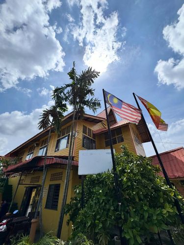 Bentuk balas budi, mantan anak asuh kembali ke panti untuk membekali juniornya yang raih nilai sempurna dengan sebuah laptop baru serta jas untuk kuliah.