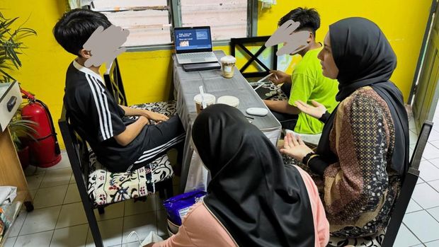 Bentuk balas budi, mantan anak asuh kembali ke panti untuk membekali juniornya yang raih nilai sempurna dengan sebuah laptop baru serta jas untuk kuliah.
