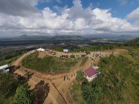Pesona Tersembunyi Bukit Tunggangan Trenggalek, Surga Paralayang dengan Panorama Tiga Waktu Sekaligus