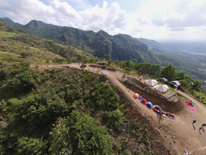 Pesona Tersembunyi Bukit Tunggangan Trenggalek, Surga Paralayang dengan Panorama Tiga Waktu Sekaligus