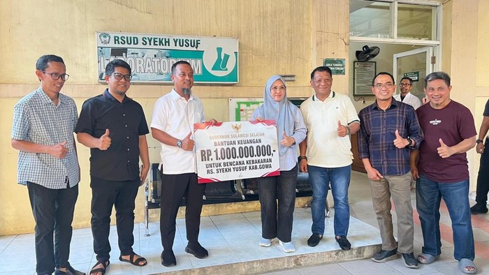 Bupati Gowa Sitti Husniah Talenrang menerima bantuan Rp 1 M dari Gubernur Sulsel Andi Sudirman Sulaiman untuk perbaikan RSUD Syekh Yusuf yang kebakaran. Dokumen Istimewa