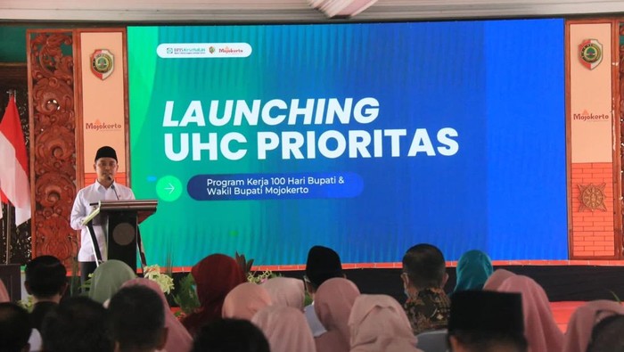 Bupati Mojokerto Muhammad Albarraa saat launching program cakupan kesehatan semesta