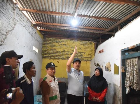 Bupati Sidoarjo Subandi saat meninjau rumah rusak warga Sedati. Kondisi rumah warga Sedati Sidoajro yang memprihatinkan