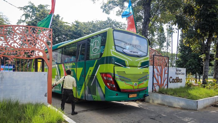 Bus salah satu tim peserta Piala AFF U-19 2026 saat memasuki pintu gerbang Taman Cadika Medan. (dok. Pemkot Medan)