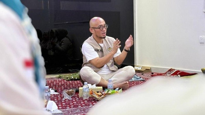 Wakil Menteri Haji dan Umrah RI Dahnil Anzar Simanjuntak saat memberikan arahan kepada PPIH di Kantor Daerah Kerja Makkah, Minggu (31/5/2026).
