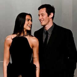 Janji Suci Dua Lipa dan Callum Turner Cuma Dihadiri 8 Orang