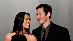Dari Momen Kebetulan Dua Lipa-Callum Turner, Turun ke Hati
