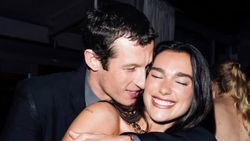 Dari Momen Kebetulan Dua Lipa-Callum Turner, Turun ke Hati