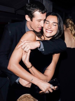 Dari Momen Kebetulan Dua Lipa-Callum Turner, Turun ke Hati