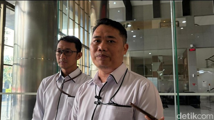 Deputi Penindakan dan Eksekusi KPK Asep Guntur Rahayu (kanan) dan Jubir KPK Budi Prasetyo (kiri) (Kurniawan F/detikcom)