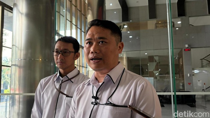 Deputi Penindakan dan Eksekusi KPK Asep Guntur Rahayu (kanan) dan Jubir KPK Budi Prasetyo (kiri) (Kurniawan F/detikcom)