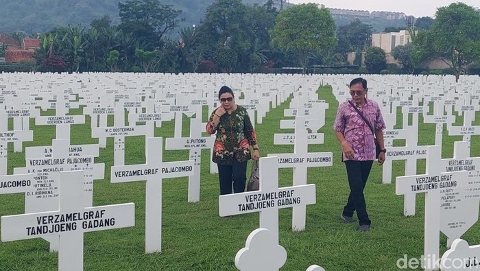 Deretan nisan putih tanda korban perang yang disemayamkan di Ereveld Kerkhof