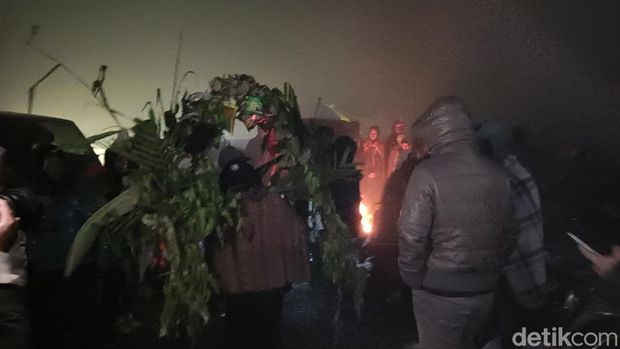 Ribuan Warga Tengger Ikuti Larung Sesaji pada Yadnya Kasada di Bromo. Acara berlangsung khidmat meski cuaca berkabut dan udara dingin menerpa