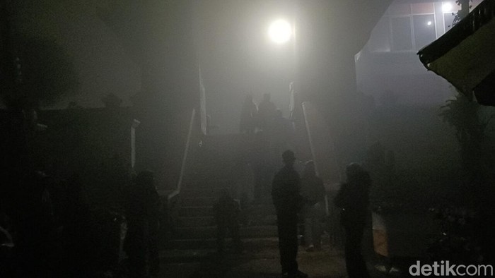 Ribuan Warga Tengger Ikuti Larung Sesaji pada Yadnya Kasada di Bromo. Acara berlangsung khidmat meski cuaca berkabut dan udara dingin menerpa