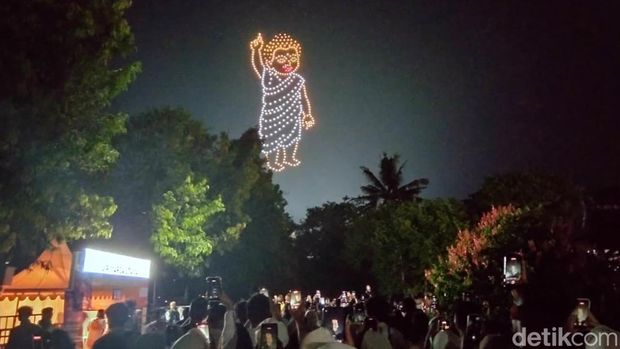 Drone show di penerbangan lampion di Candi Borobudur, Minggu (31/5/2026). Drone show di penerbangan lampion di Candi Borobudur, Minggu (31/5/2026).