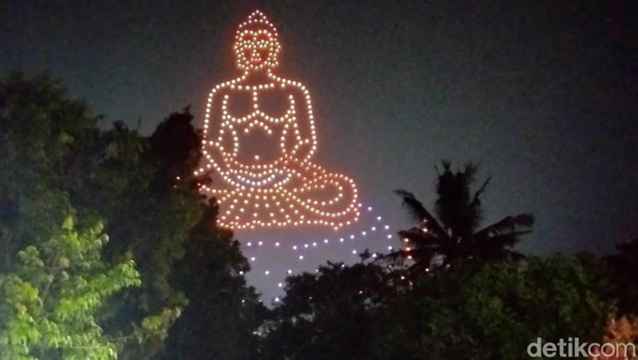 Drone show di penerbangan lampion di Candi Borobudur, Minggu (31/5/2026).