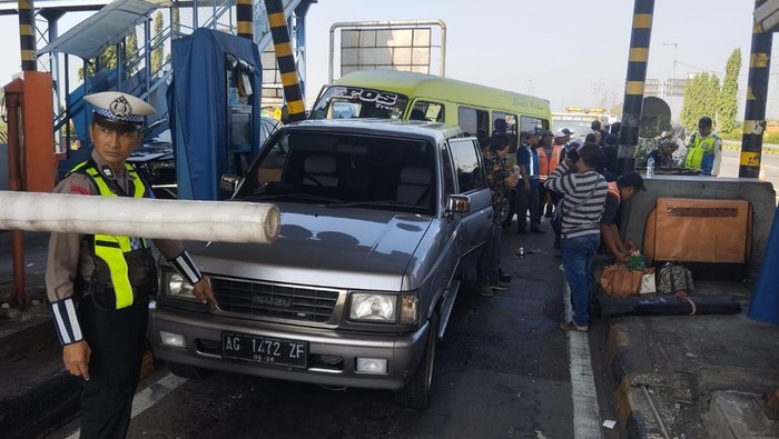 Elf rem blong tabrak pintu tol hingga dua mobil di Tol Waru Sidoarjo