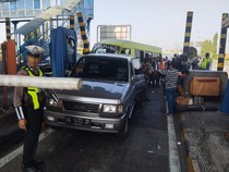 Elf Rem Blong Tabrak 2 Mobil dan Tiang Tol di GT Waru Sidoarjo