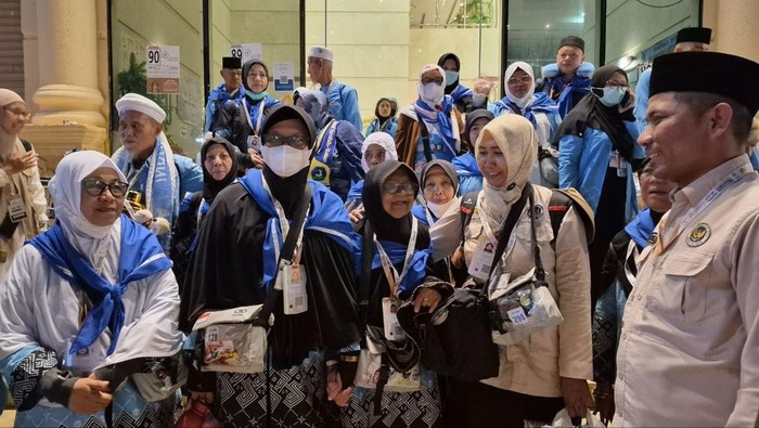 Jemaah haji Kloter 1 Embarkasi Batam (BTH 1) meninggalkan hotel di Mekah, Arab Saudi, Minggu (31/5/2026) malam, untuk bertolak ke Jeddah dan terbang kembali ke Tanah Air. (MCH 2026)