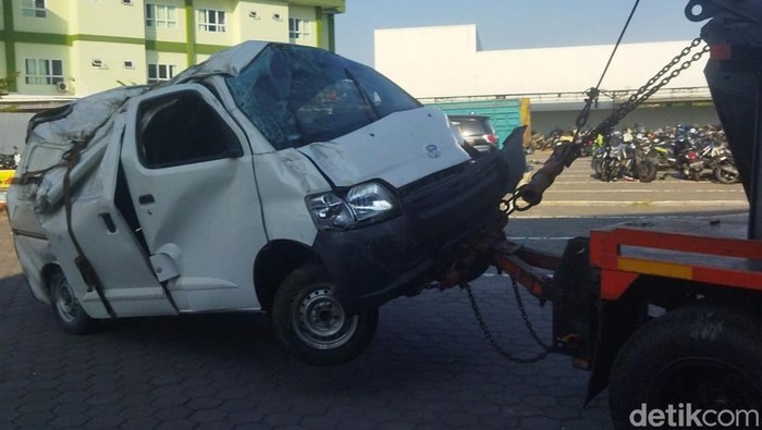 Mobil Grandmax dievakuasi dengan mobil derek ke unit Gakkum Sat Lantas Polres Klaten, Senin (1/6/2026).