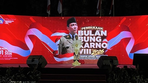Gubernur Bali, Wayan Koster, berpidato dalam pembukaan Bulan Bung Karno VIII di Panggung Terbuka Ardha Candra, Art Center, Denpasar, Senin (1/6/2026). (Riski Setyo/detikBali)