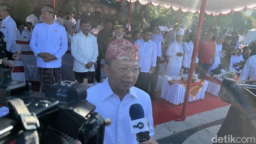 Gubernur Bali Wayan Koster diwawancarai usai upacara peringatan Hari Lahir Pancasila di Lapangan Puputan Margarana Niti Mandala, Renon, Denpasar, Senin (1/6/2026).