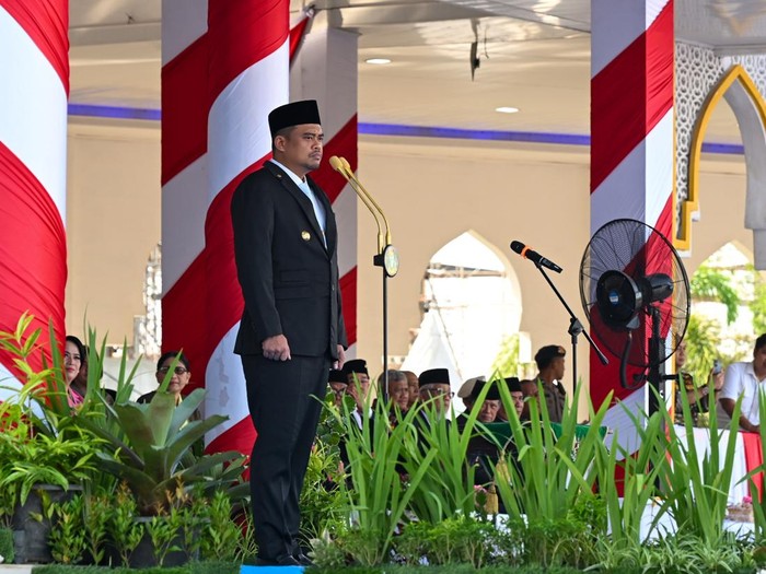 Gubsu Bobby Nasution saat memimpin Upacara Hari Lahir Pancasila