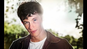 Ini akting Callum Tunner dalam serial misteri Glue yang berhasil menobatkannya sebagai salah satu Breakthrough Brits oleh BAFTA (British Academy of Film and Television Arts), sebuah penghargaan bergengsi bagi bakat baru yang paling menjanjikan di Inggris. Foto: Dok.IMDb