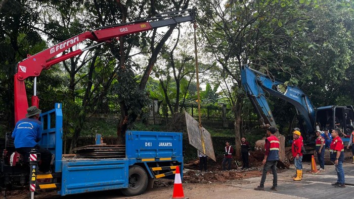 Jalan amblas di Lenteng Agung mulai dicor.