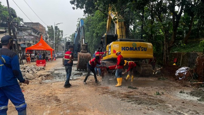 Jalan Lenteng Agung arah Depok ditutup sementara.