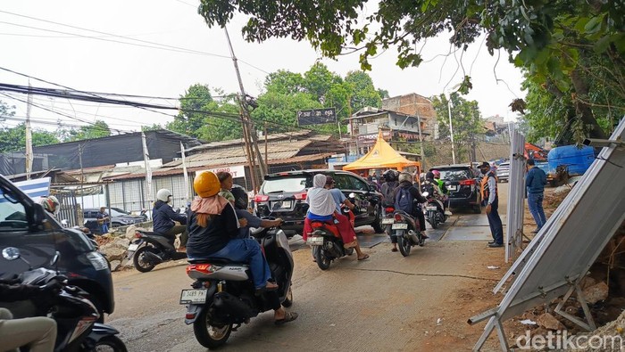 Jalan Raya Lenteng Agung mengarah ke Depok, Senin (1/6/2026).