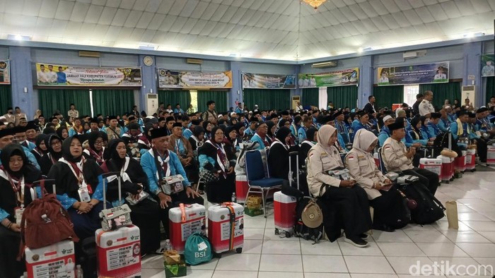 Jemaah haji kloter pertama emberkasi Batam saat akan berangkat ke tanah suci beberapa waktu lalu.