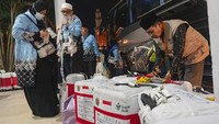 Sejumlah jemaah haji Debarkasi Batam mengantre turun dari bus setibanya di Asrama Haji Batam, Kepulauan Riau, Senin (1/6/2026). ANTARA FOTO/Teguh Prihatna