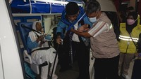 Panitia Penyelenggara Ibadah Haji (PPIH) Debarkasi Batam menerima kedatangan kloter pertama yang kembali dari Arab Saudi. ANTARA FOTO/Teguh Prihatna