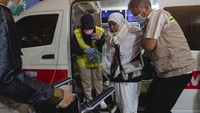 Sebanyak 445 jemaah haji tiba di Batam setelah menunaikan rangkaian ibadah haji di Tanah Suci. ANTARA FOTO/Teguh Prihatna