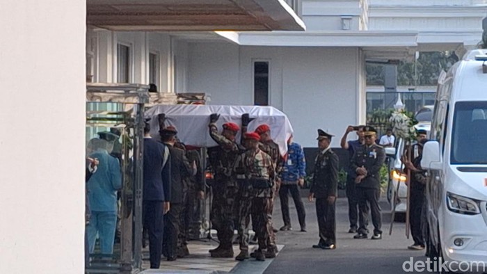 Jenazah eks Menhan Ryamizard Ryacudu disemayamkan di Kemhan. (Belia/detikcom)