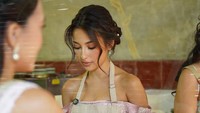 Jennifer dan bridesmaid asyik mengikuti baking class. Foto: Instagram @jennifercoppenreal20 (fotografer: @studiobyjeima @ceklifeshoot)