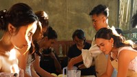 Momen Jennifer dan bridesmaids serius mengikuti rangkaian acara bridal lunch. Foto: Instagram @jennifercoppenreal20 (fotografer: @studiobyjeima @ceklifeshoot)