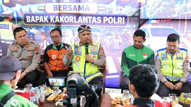 Kakorlantas Polri Irjen Agus Suryonugroho bersama komunitas ojol