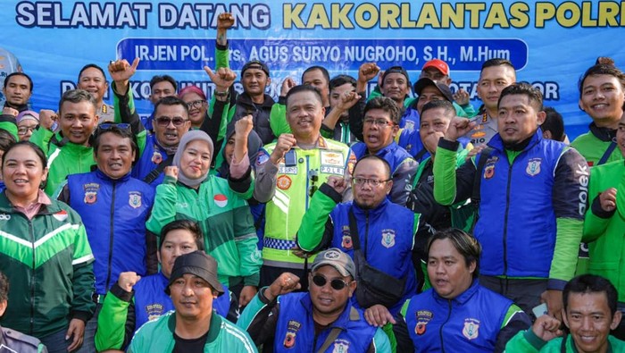 Kakorlantas Polri Irjen Agus Suryonugroho bersama komunitas ojol.