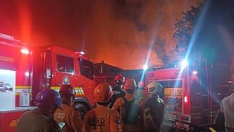 35 Mobil dan 165 Personel Damkar Kini Tangani Kebakaran Rumah di Kemayoran