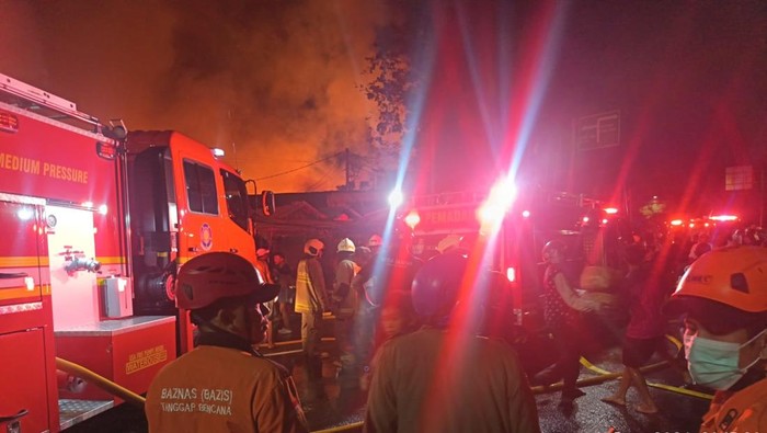 Kebakaran melanda sebuah rumah tinggal di Jalan Kemayoran Gempol, Kebon Kosong, Kemayoran, Jakarta Pusat, Senin (1/6/2026).Keb