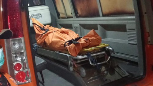BPBD Kota Denpasar dan tim relawan saat mengevakuasi jenazah SL (24), yang tewas akibat tertabrak truk di Ubung, Denpasar, Minggu (31/5/2026). (Dok.BPBD Kota Denpasar