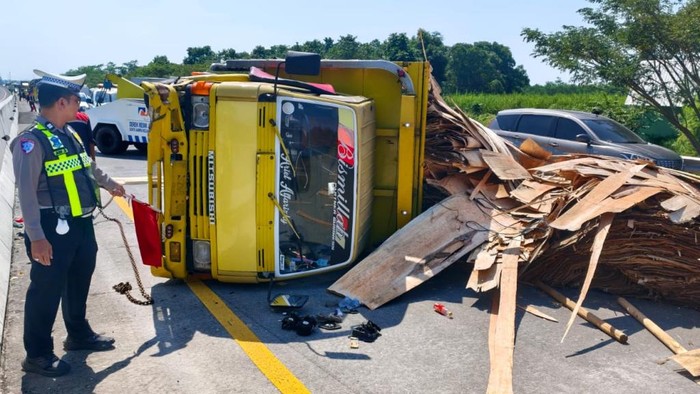 Kecelakaan truk muat triplek di Tol Pasuruan-Probolinggo