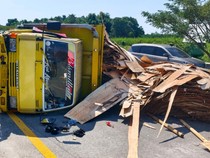 Kronologi Truk Kelebihan Muatan Triplek Terguling di Tol Paspro