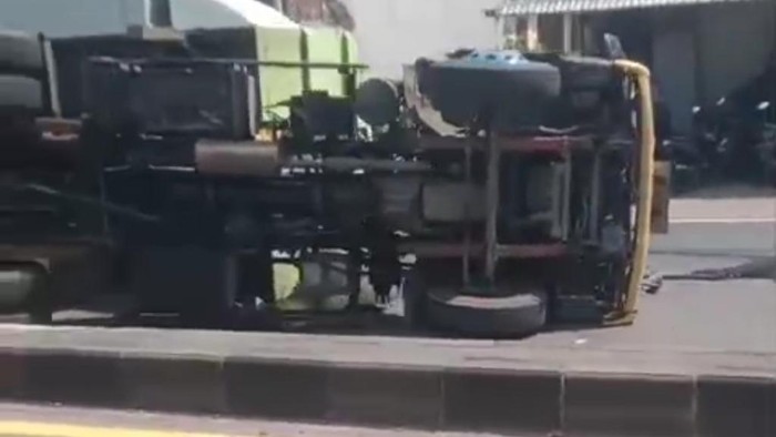 Kecelakaan truk terguling di Pandaan Pasuruan