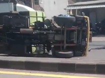 Truk Terguling di Pandaan, Ceceran Oli Bikin Jalur Malang-Surabaya Macet
